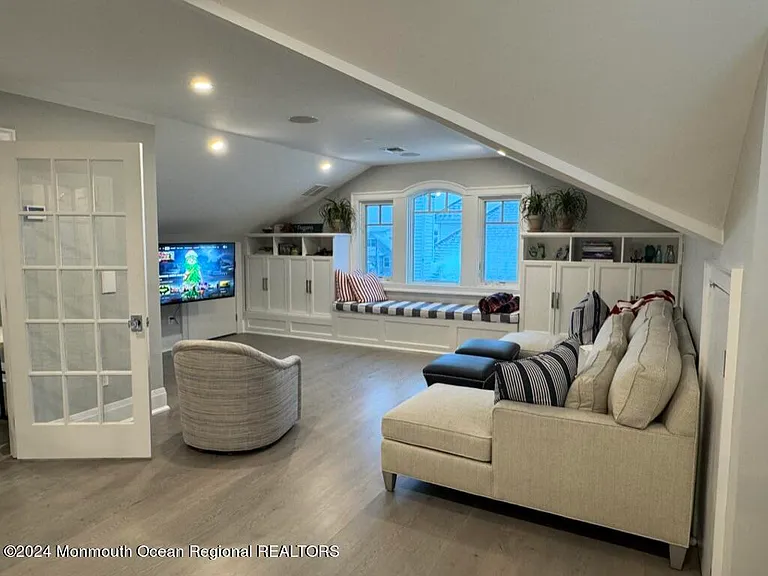 117 Sylvania Ave — Photo 43