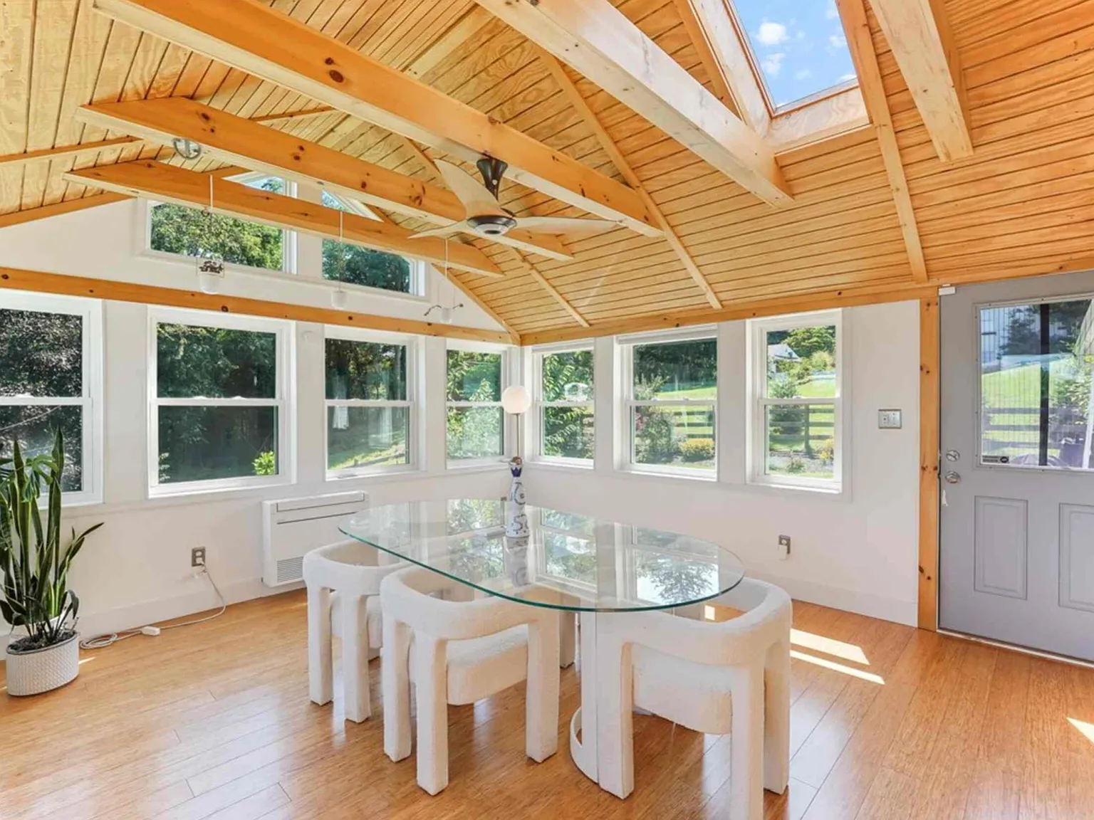 3 bed, 2400 sqft, $4,750 — Photo 4