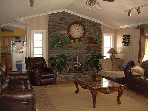 Living room w/fireplace
