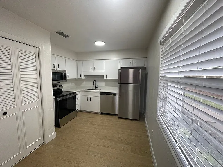 2 Bedroom/1 Bathroom Move-in Ready Townhome w\ 1 Month Free Rent!! — Photo 15