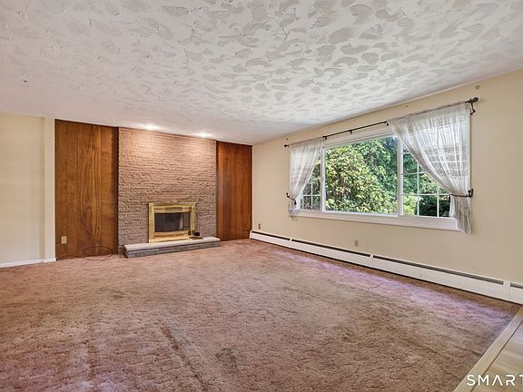 3rd image of 1526 Hartford Turnpike