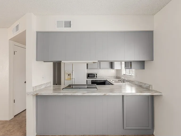 615 N Arrowhead Dr — Photo 11