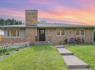 1055 Esther Ln, Mendota Heights, MN 55118