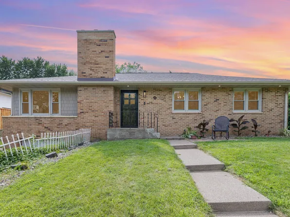 1055 Esther Ln, Mendota Heights, MN 55118