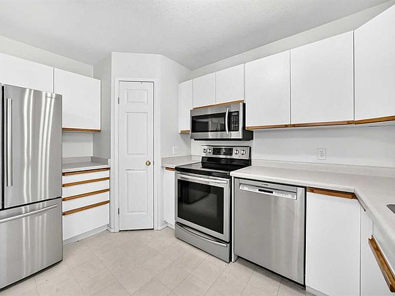 2nd image of 5 W 23 Avenue Close