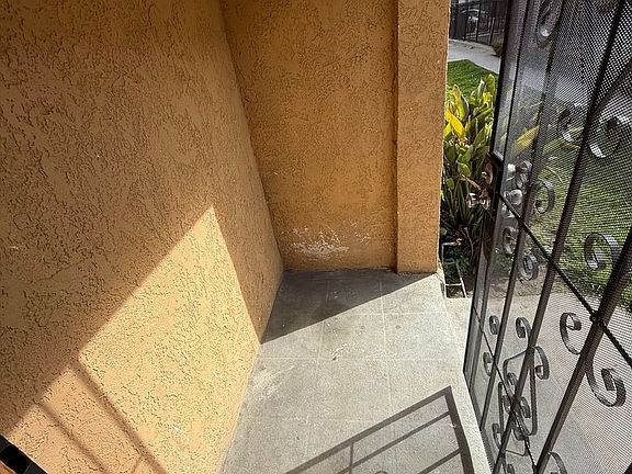 3rd image of 627 W 82nd St Unit 1/2