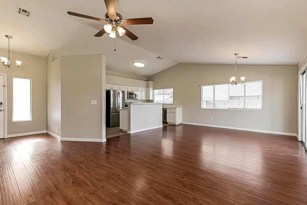 3 bed, 2.0 bath, 1431 sqft, $2,110 — Photo 4