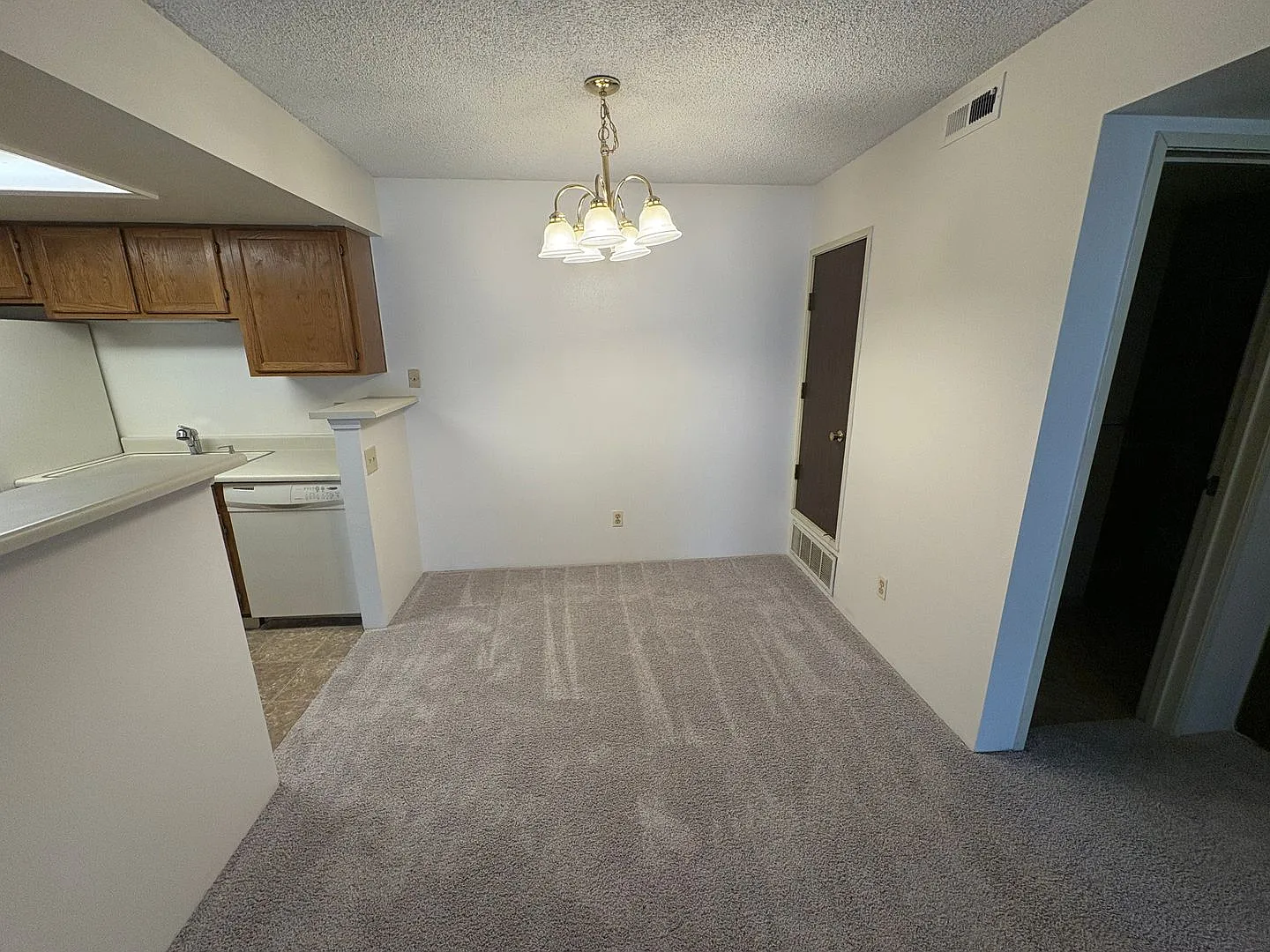 1 Bd/1ba Penthouse Unit With In Unit Laundry $500 Move In Special — Photo 4