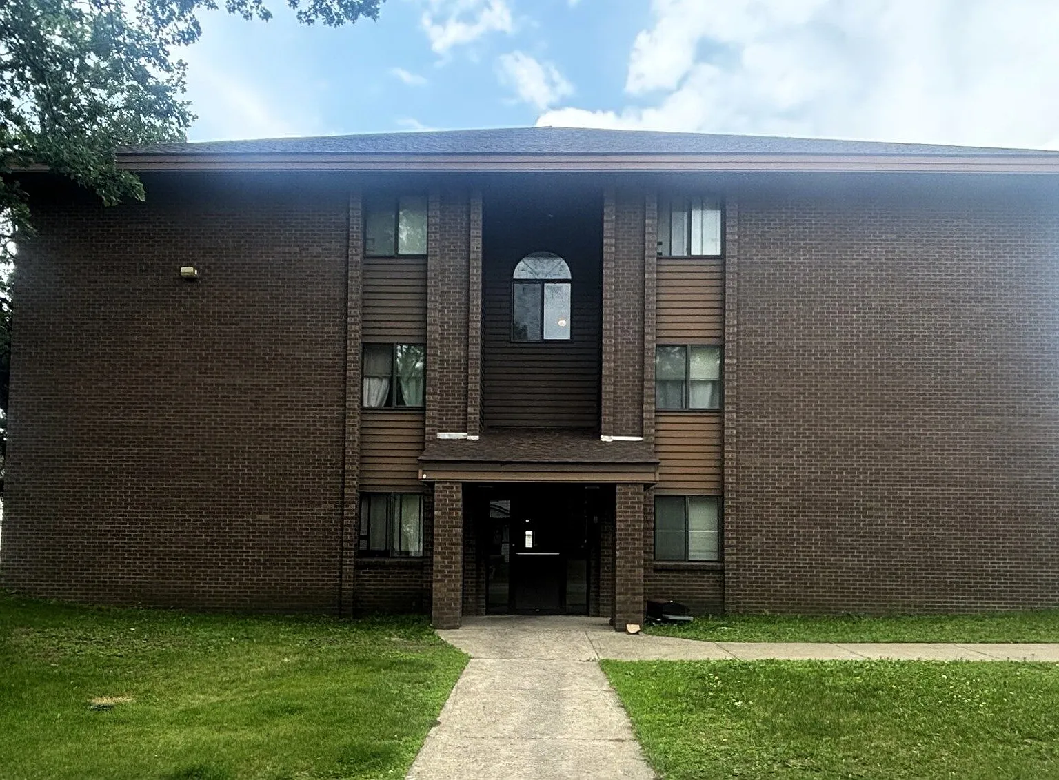 4 bed, 1.5 bath, $1,340 — Photo 1