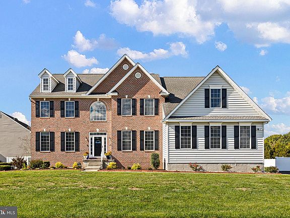 3rd image of 734 Hampton Hill Dr