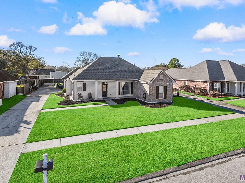 1st image of 17159 Fountainbleau Dr