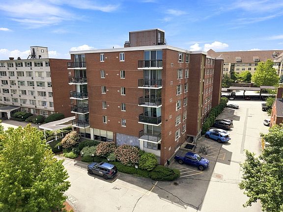 3rd image of 20 Hammond Pond Pkwy APT 208