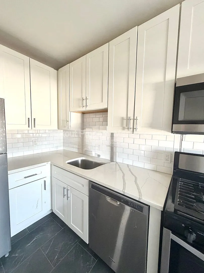 Building Photo - 5616 Pershing Ave #62