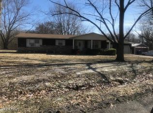 8904 Carter Ln, Benton, IL 62812