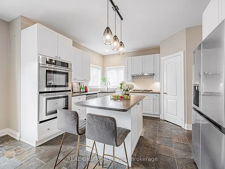 51 Hanson Cres — Photo 11