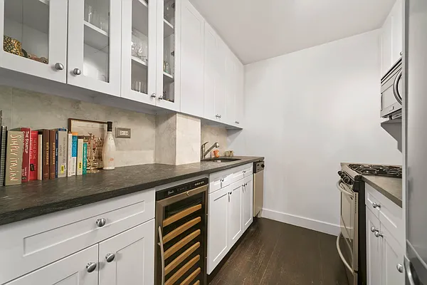 Rented by Isaacs Ganz Real Estate | media 17