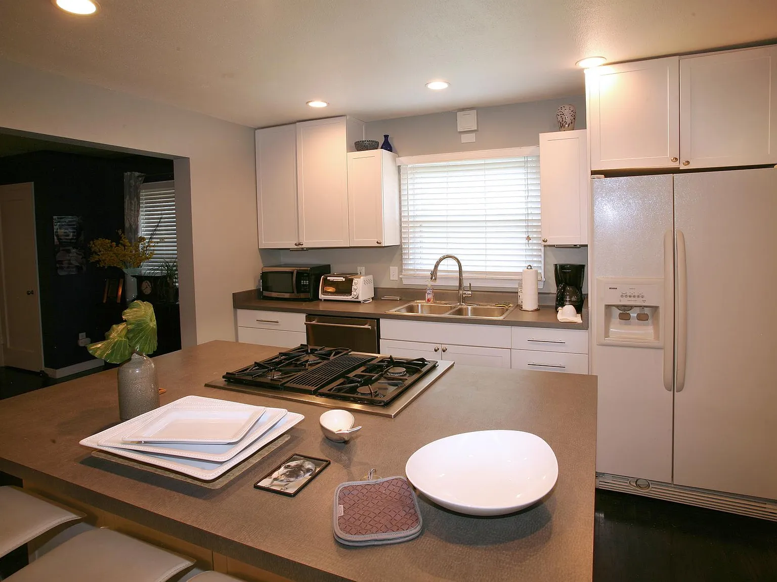 2 bed, 1047 sqft, $2,300 — Photo 2