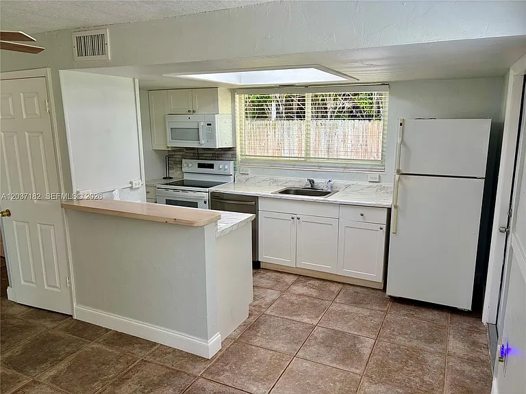 2809 NE 6th Ln #2809 — Photo 5
