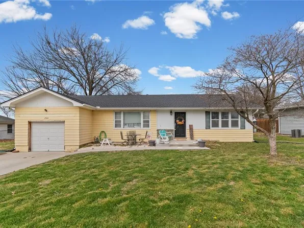 204 1st St, Richmond, MO 64085