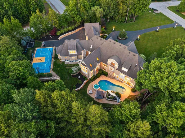 1 Willowbrook Court, Bedford, NH 03110