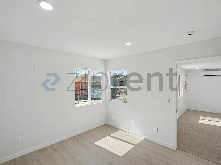 845 1/2 W 76th St — Photo 7