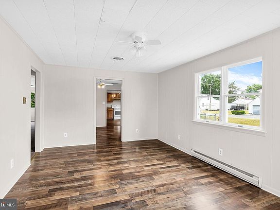 5th image of 1003 Roslyn Ave