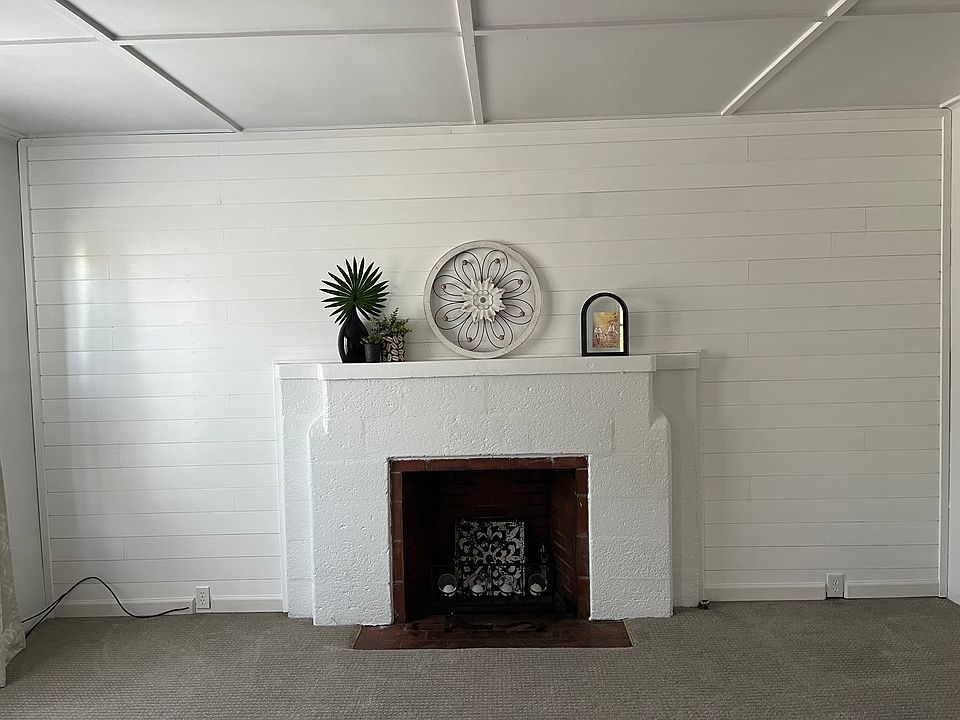 Large living room with walkout balcony
(Non working Fireplace)