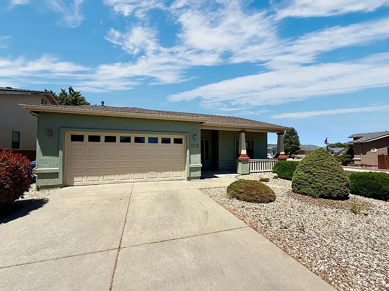1210 Gardenia Ln — Photo 1