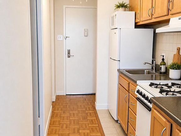 5th image of 604 S Washington Sq APT 713