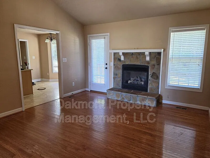 3 bed, 2.0 bath, 1650 sqft, $1,695 — Photo 3