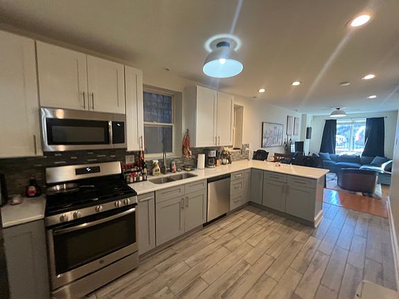 3rd image of 1425 N Wood St #1A