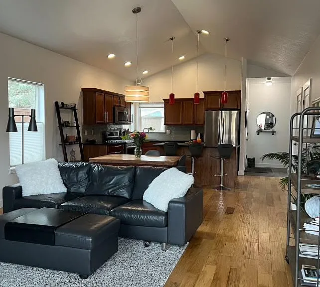 Hunters Cir — Photo 3