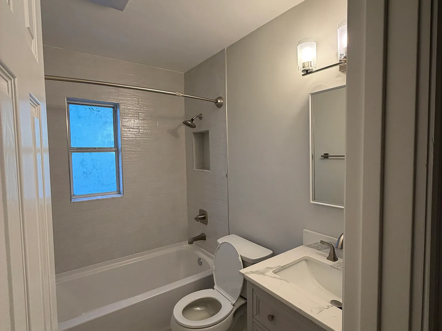 3 bed, 1.5 bath, 1149 sqft, $3,200 — Photo 4