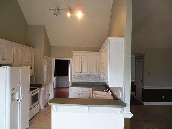2nd image of 773 E Main St