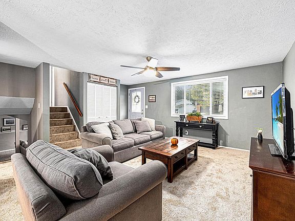 3rd image of 1247 Belle Meade Pl