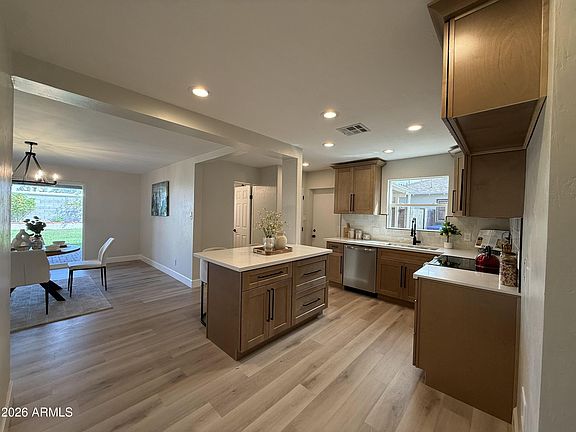 4th image of 2710 E AMELIA Avenue