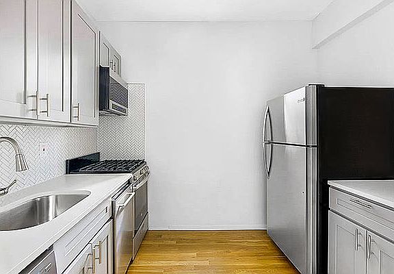 3rd image of 225 13th St APT D3