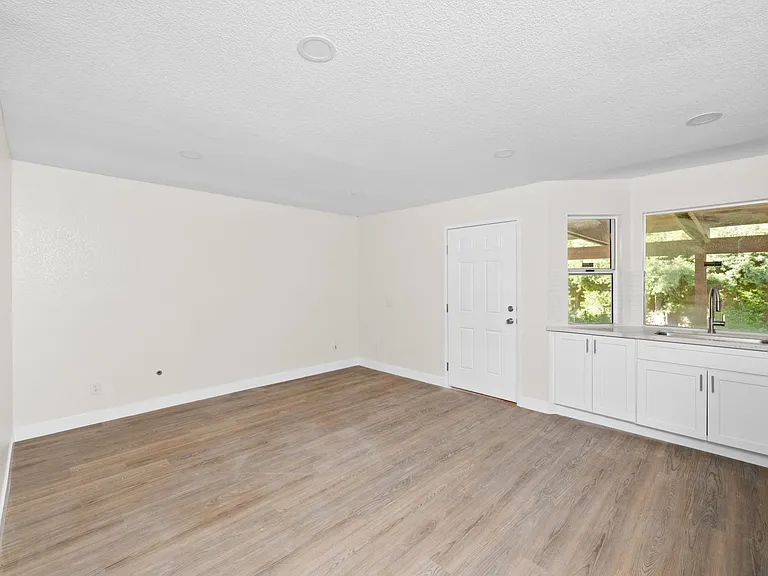 683 Jonquil St #B — Photo 5