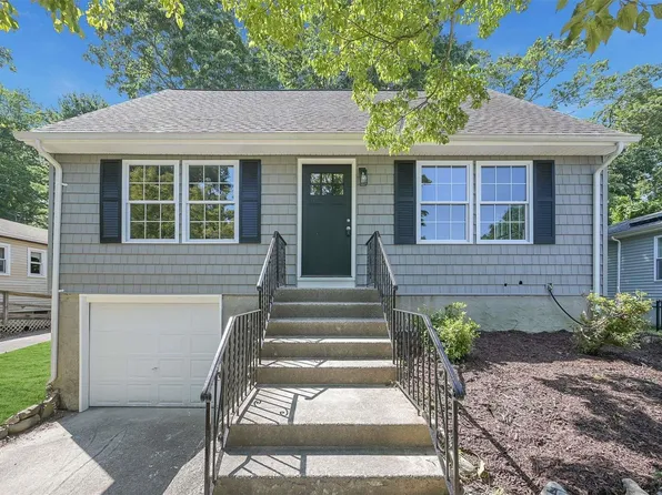 10 Hampton Road, Sound Beach, NY 11789