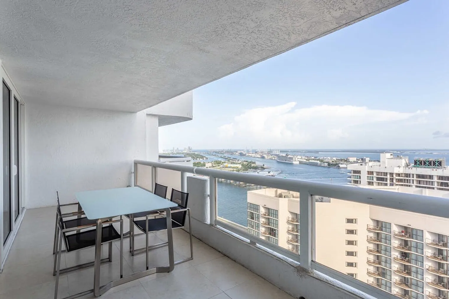 1 bed, 1.0 bath, 1087 sqft, $4,945 — Photo 3