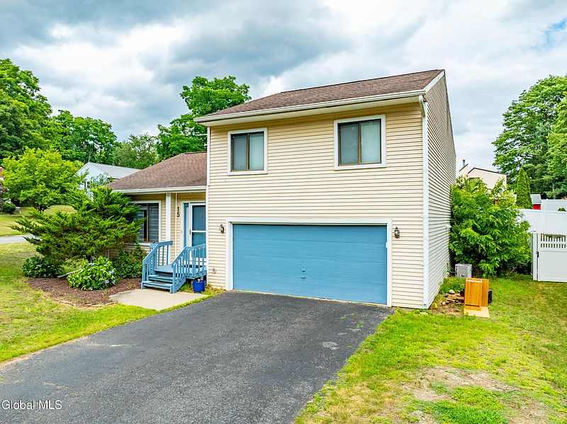 3rd image of 15 W Meadow Drive