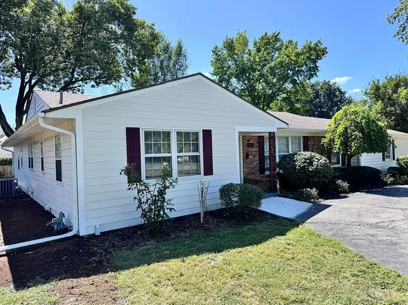 305 NW Obrien Rd, Lees Summit, MO 64063