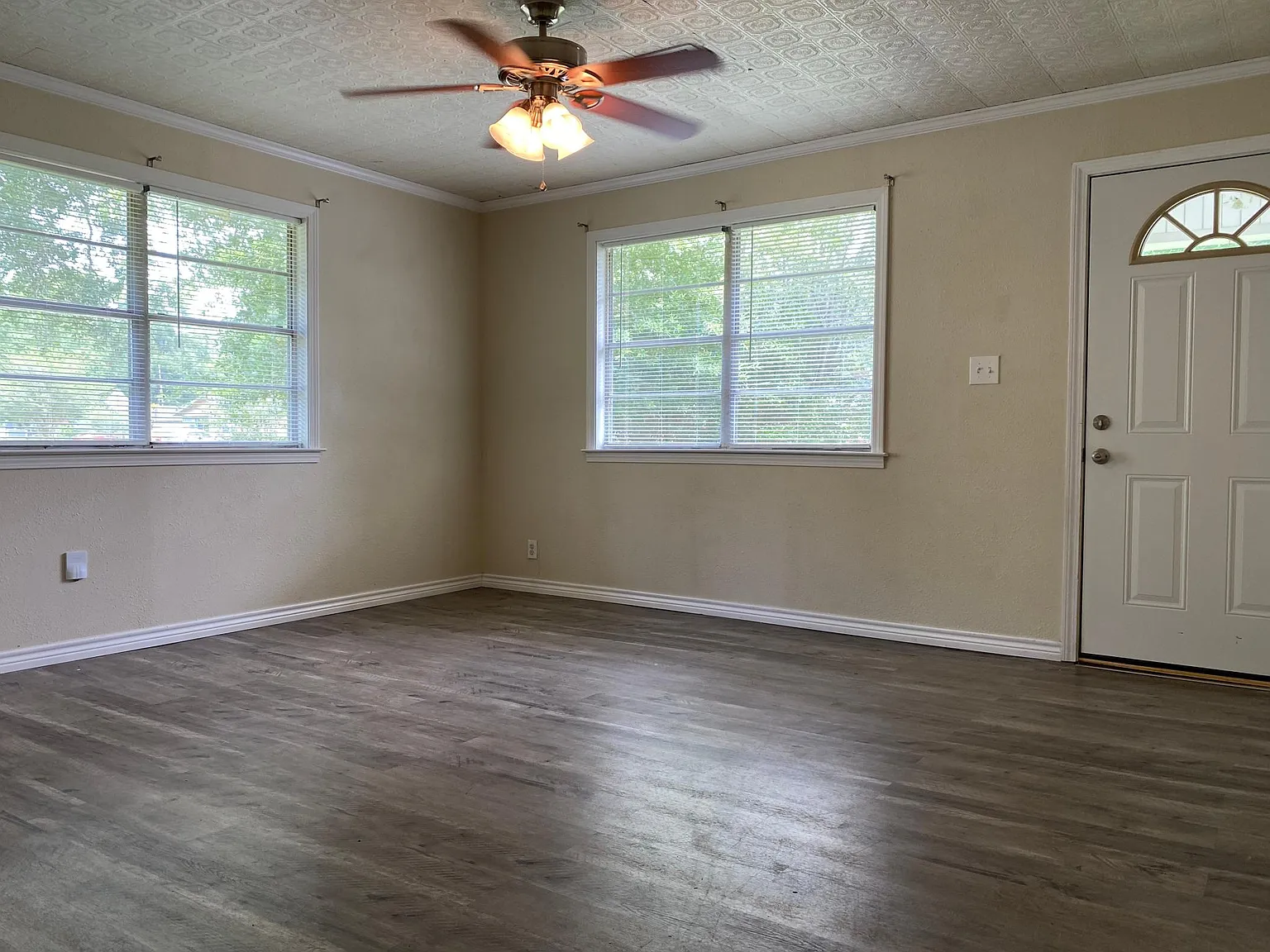 3 bed, 1418 sqft, $1,545 — Photo 2