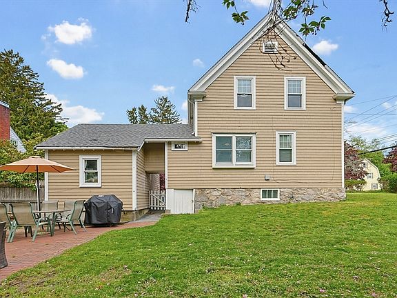 4th image of 98 Pleasant St