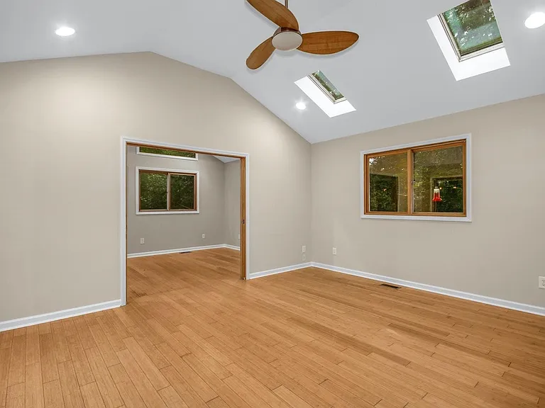106 Bennington Dr — Photo 6