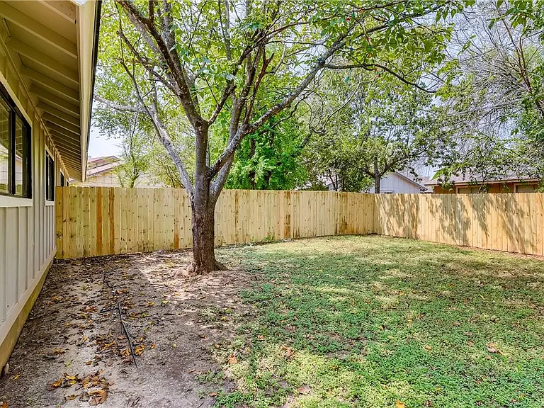 102 Nicole Cv #B — Photo 18