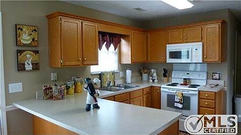 5th image of 108 Blackhawk Ct