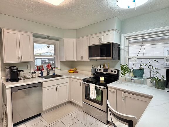 4th image of 233 Indiana St