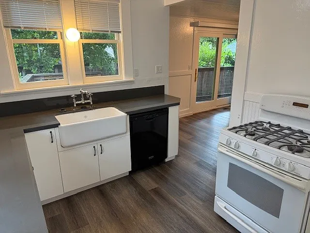 300 Brown St — Photo 5