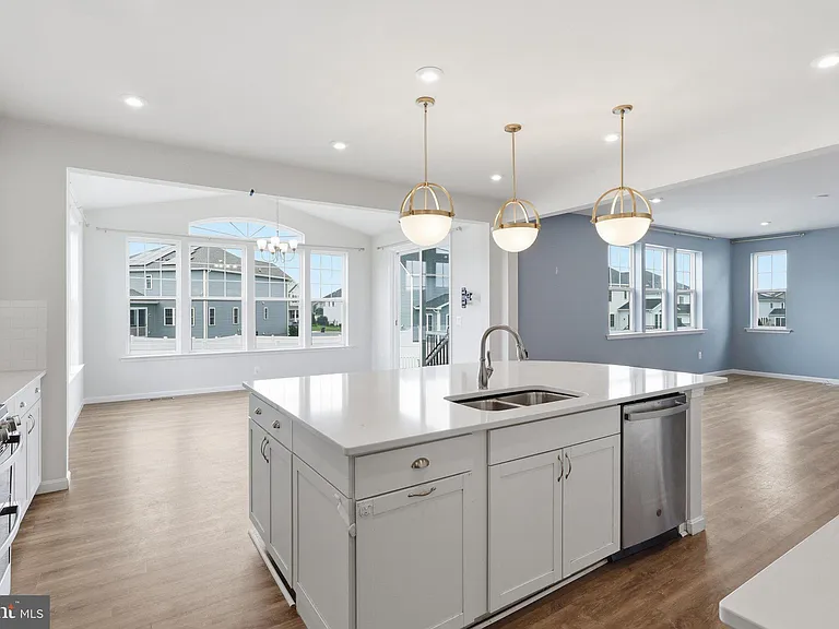 10302 Spotswood Dr — Photo 15